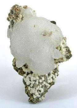 Vzácné krystalky tobermoritu. Kredit: Rob Lavinski / Wikimedia Commons.