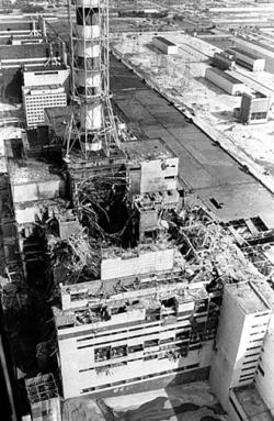 4. reaktor v Černobylu po katastrofě. Kredit: IAEA Imagebank, Wikimedia Commons, 4. reaktor v Černobylu po katastrofě. Kredit: IAEA Imagebank, Wikimedia Commons,