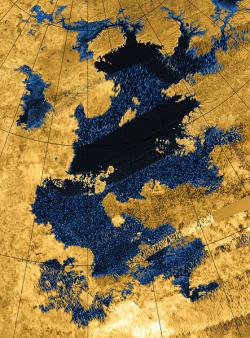 Krakenovo Moře, největší známé uhlovodíkové jezero na Titanu o rozloze 400 tisíc kilometrů čtverečních. Kredit: NASA / JPL-Caltech / Agenzia Spaziale Italiana / USGS.