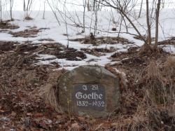 Pomník J. W. Goetha z bludného balvanu v Radimi. Foto: A. Uhlíř, únor 2023.