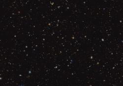 Fotografie pole pro zkoumání velmi vzdálených galaxií JADES. Je vidět více než 45 000 galaxií (zdroj NASA).