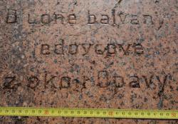 Původní nápis „Bludné balvany ledovcové z okolí Opavy“ na nábrusu bludného balvanu horniny rapakivi z Ålandského souostroví.. Foto: A. Uhlíř, 2023.