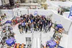 Tým projektu ELENE u svého zařízení, které dramaticky zvýšilo počet zachycených antiprotonů a snížilo jejich energii (zdroj CERN).