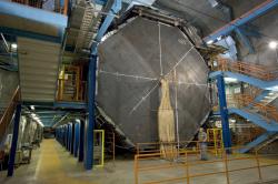 Detektor experimentu MINOS se nachází hluboko v podzemí starého železného dolu Soudan v SV Minnesotě, přes 700 km daleko od zdroje neutrin - urychlovače Fermilabu poblíž Chicaga Kredit: Fermilab