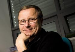 Prof. RNDr. Václav Hořejší, CSc. profesor imunologie na Přírodovědecké fakultě UK, ředitel Ústavu molekulární genetiky AV ČR. Člen redakčních rad mezinárodních časopisů Cellular Immunology a časopisu Immunobiology,... Prof. RNDr. Václav Hořejší, CSc. profesor imunologie na Přírodovědecké fakultě UK, ředitel Ústavu molekulární genetiky AV ČR. Člen redakčních rad mezinárodních časopisů Cellular Immunology a časopisu Immunobiology,...