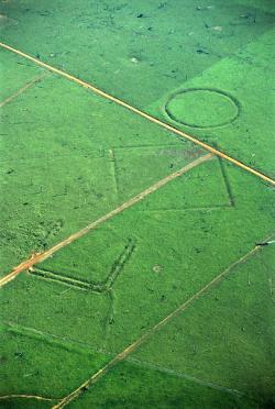 Jako z učebnice geometrie pro základní školy. Proč tohle stavěli? Kredit: Sanna Saunaluoma / Wikimedia Commons.