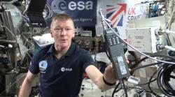 Obr. 4 Britský astronaut Tim Peake ukazuje HAM rádio