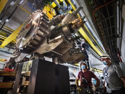 Instalace nového magnetu na urychlovači PS (Protonový Synchrotron) (zdroj CERN).