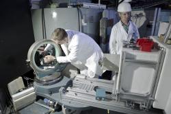 Kolegové pracující na jednom z neutronových kanálů reaktoru LVR-15 určeném pro materiálový výzkum (zdroj ÚJF).