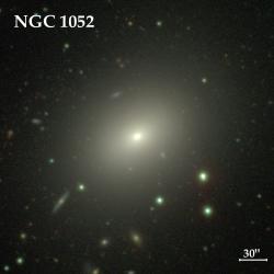 Eliptická galaxie NGC 1052. Kredit: CGS.