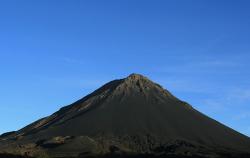 Hrozba Pico de Fogo visí ve vzduchu. Kredit: David Trainer / Wikimedia Commons.