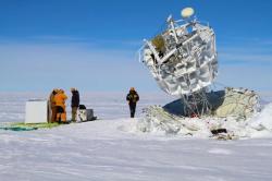 Tým experimentu ANITA vyzvedává zařízení po úspěšném letu. Kredit: Australian Antarctic Division.