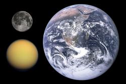 Titan v porovnání s Měsícem a Zemí. Kredit: NASA / Gregory H. Revera / NASA/JPL/Space Science Institute.