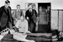 Dr House aplikuje sérum pravdy zločinci ve vězení v  Texasu. (Fotografie z učebnice forenzní toxikologie z roku 1932)