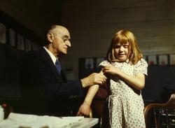 Očkování nikoliv proti prolhaným zprávám, ale proti tyfu, Texas, 1943. Kredit: John Vachon / United States Farm Security Administration.