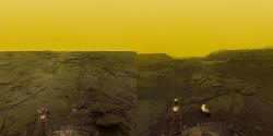 Povrch Venuše na barevných snímcích sondy Veněra 13. Kredit: NASA.