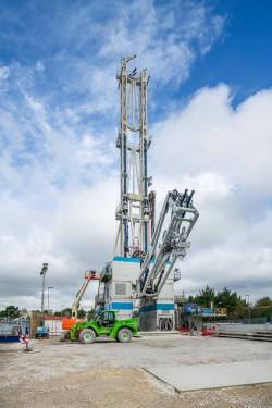 Zahájení vrtu o hloubce 4,5 km v Cornwallu u první testovací HDR geotermální elektrárny ve Velké Británii. Plánovaný výkon je 3 MWe. (Zdroj Geothermal Engineering Ltd/PA).