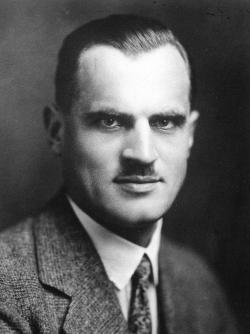 Athur Compton, americký fyzik, který v roce 1927 získal Nobelovu cenu za objev Comptonova jevu demonstrujícího částicovou povahu elektromagnetického záření. Kredit: Wikipedia, volné dílo. 