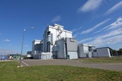 Budova s horkými komorami pro úpravu palivových souborů před uložením do kontejnerů pro suchý mezisklad (zdroj ChNPP)