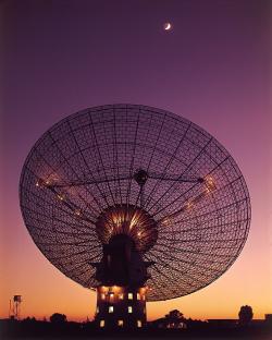 Australskému radioteleskopu CSIRO, který se nedaleko Parkes v Novém Jižním Walesu tyčí do výšky téměř 55 metrů, je již 61 let. Nádherná fotografie z roku 1969 zachycuje dalekohled v okamžicích prvního přistání člověka na Měsíci, kdy přenášel signál na Zem, pro 600 milionů diváků po celém světě. Kredit: CSIRO, Wikimedia, CC-BY-3.0
