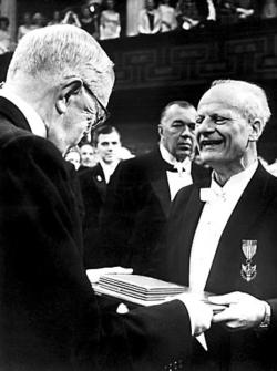 Hans Bethe přebírá Nobelovu cenu (zdroj Wikipedie)