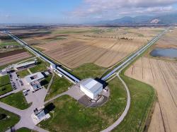Zmodernizovaný evropský detektor gravitačních vln Virgo s rameny o délce 3 km se nachází u města Pisa v Itálii. Kredit: The Virgo collaboration, CC0