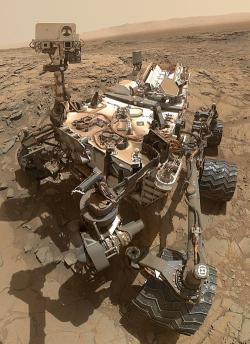 Selfíčko Curiosity. Kredit: NASA, Wikimedia Commons, CC BY-SA 4.0.
