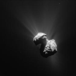 Obraz komety 67P / Churyumov-Gerasimenko pořídila navigační kamera Rosett 7. července 2015 ze vzdálenosti 154 kilometrů.  Rozlišení obrázku:13,1 m / pixel, uhlopříčka představuje 13,4 km) Kredit: ESA / Rosetta / NAVCAM
