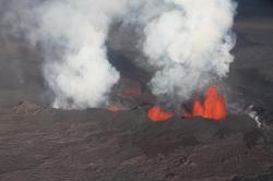 Letecký snímek lávového pole Holuhraun na Islandu. Erupce s unikající vodní párou je živena magmatem. Stejný původ má i voda zatavená do olivínů z Baffinova ostrova. (Kredit Magnus Tumi Guðmundsson)