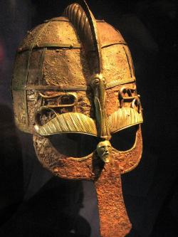 Přilba Vikinga ze 7. století. Kredit: Sechinsic / Wikimedia Commons.