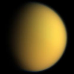 Svůdně nažloutlý organický Titan. Kredit: NASA.