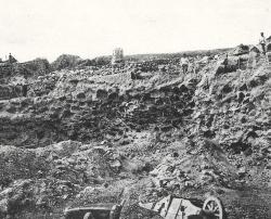 Celkový pohled na těžbu čediče v jámě Löwyho. Převzato z publikace O původu čedičových koulí na Jaklovci u Moravské Ostravy od J. J. Jahna, Brno 1908.