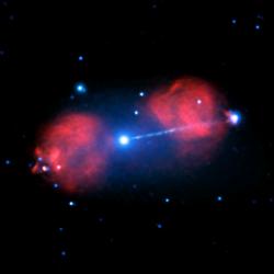 Aktivní galaxie Pictor A zobrazená v rentgenovském záření (modré) a na rádiových vlnách (červeně). Velice pěkně je vidět výtrysk hmoty z centrální supermasivní černé díry. (Zdroj Chandra).