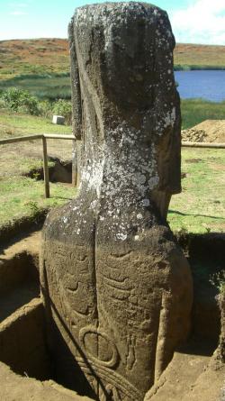 Detail zadní strany sochy, které vědci dali číslo Moai 157. Kredit: Easter Island Statue Project.