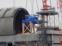 Dopravení části konstrukcí pro manipulaci s palivovými soubory a kontejnery pro ně (zdroj TEPCO).