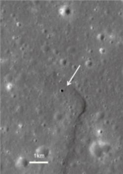 Předpokládané místo přistání Marius Hills v blízkosti lunární jeskyně (označené šipkou).  Zdroj.jaxa.jp