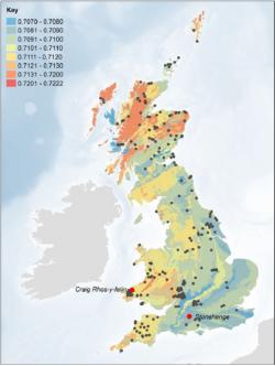 Poměr izotopů 87Sr a 86Sr v různých oblastech Velké Británie, červeně jsou vyznačený Stonehenge a předpokládaná oblast původů čedičů použitých v rannějších fázích budování areálu ve Walesu (zdroj Christophe Snoeck et al, Strontium isotope analysis on cremated human remains from Stoehenge support links with west Wales).