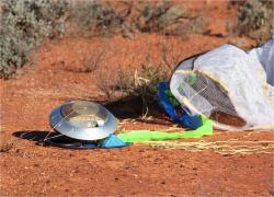 Přistání návratového pouzdra sondy Hajabusa v australské poušti (zdroj JAXA).