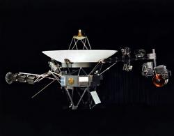 Sonda Voyager. Zdroj: https://upload.wikimedia.org