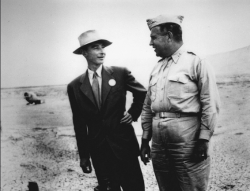 Robert Oppenheimer a Leslie Groves (zdroj DOE).