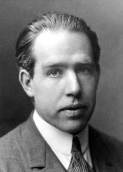 Niels Henrik David Bohr, dánský filantrop a vědec v oblasti atomové a jaderné fyziky. Nobelova cena za fyziku mu byla udělena roku 1922. Kredit: Wikipedia, volné dílo.