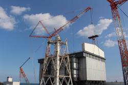 Pokračovaly práce na budování nového horního krytu u prvního bloku (zdroj TEPCO) Pokračovaly práce na budování nového horního krytu u prvního bloku (zdroj TEPCO)