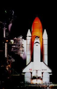 Raketoplán Columbia s družicí Chandra na palubě pár okamžiků před startem. Zdroj: https://chandra.harvard.edu/