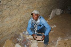 Archeolog Ramadan Hussein, objevitel a vedoucí vykopávek projektu Saqqara Saite Tombs Project, který žel nečekaně během výzkumu zemřel. Kredit: Saqqara Saite Tombs Project, Universität Tübingen