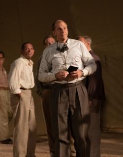 Ve filmu Oppenheimer zobrazil Hanse Betheho švédský herec Gustav Skarsgård (Zdroj Photo Universal Picture)
