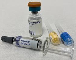 ZOSTAVAX, vakcína proti pásovému oparu – herpes zoster – obsahuje oslabené viry. Na obrázku prášek a rozpouštědlo pro injekční suspenzi. Kredit: Whispyhistory, Wikimedia Commons, CC BY-SA 4.0