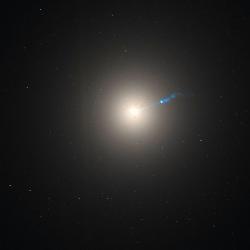Ikonická galaxie Messier 87 se supermasivní černou dírou Pōwehi. Kredit: NASA / STScl.
