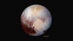Pluto ve falešných barvách, které ukazují výsledky spektrometrů – všimněte si odlišené barvy levé a pravé části „srdce“. Zdroj: http://pluto.jhuapl.edu/