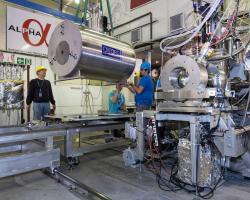 Práce na konstrukci vylepšeného zařízení ALPHA-2 (zdroj CERN).