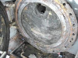 Prostup do kontejnmentu X-16 ucpaný usazeninami. Je v nich vidět proražená díra (zdroj TEPCO).
